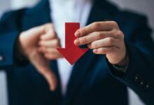 عملات رائدة تتراجع مع مخاوف التعريفات تدفع نحو تجنب المخاطرة والذهب يقفز لمستويات قياسية