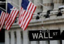 أسهم الولايات المتحدة تتراجع بينما تشتعل أسواق العملات الرقمية والمعادن الثمينة