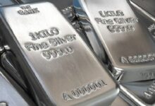 الفضة تحقق مكاسب تزيد عن 3.9 تريليون دولار في القيمة السوقية خلال 12 شهراً، متفوقة على الأسهم والعملات الرقمية والذهب