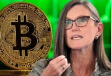 "كاثي وود تتنبأ: توقعات سعر البيتكوين (BTC) على المدى القصير من عرّابة الثيران"