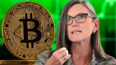 "كاثي وود تتنبأ: توقعات سعر البيتكوين (BTC) على المدى القصير من عرّابة الثيران"