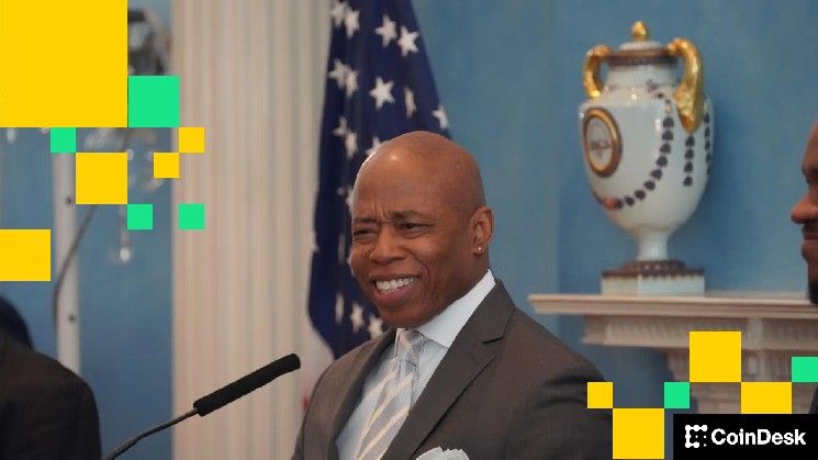 عمدة نيويورك السابق إريك آدامز ينفي تحقيق أرباح من NYC Token بعد انهيارها 80%