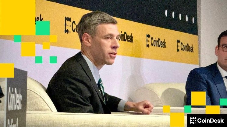 عضو مجلس الشيوخ الأمريكي وارين تواجه رفضًا لتأجيل ترخيص بنك "وورلد ليبرتي" بسبب صلاته بترامب