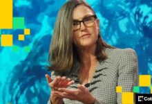 "ARK Invest" لكاثي وود تقدم طلبًا لصندوقي ETF مؤشرين مرتبطين بـ "CoinDesk 20" للعملات الرقمية