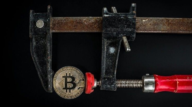خبراء التحليل يفسرون أسباب انخفاض البيتكوين (BTC) اليوم – وما توقعاتهم للسوق؟
