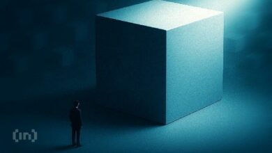 ماذا تكشف ضعف عوائد إدراج العملات الرقمية لعام 2025 عن استراتيجية الشراء والاحتفاظ؟