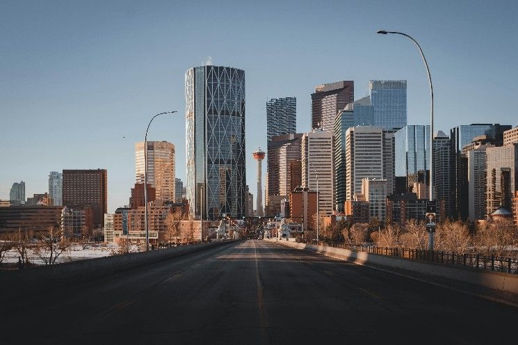 العملات الرقمية: الأسواق المالية عند القمم، والعملات المشفرة تنتظر دورها