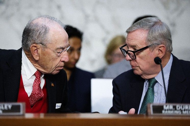 سيناتورات: حماية مطوري العملات الرقمية لا مكان لها في قانون هيكلة الأسواق