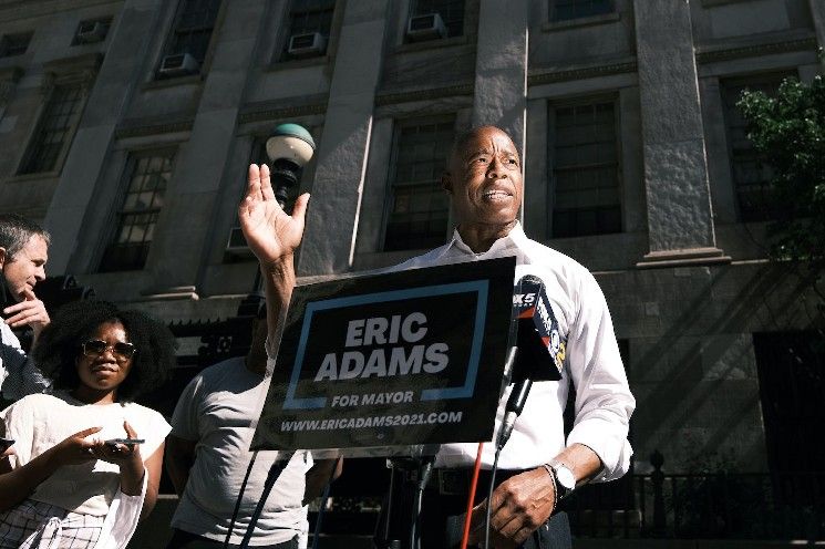 عمدة نيويورك السابق 'إريك آدامز' يواجه اتهامات باحتيال بقيمة 3 ملايين دولار بعد إطلاق NYC Token