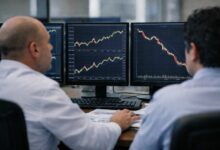 تراجع Worldcoin يتعمق مع بيع الحيتان وتباطؤ الاعتماد