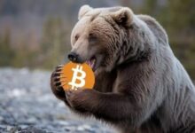 عاجل: سعر البيتكوين يهوي! تحت حاجز 77 ألف دولار ومايكل سايلور في منطقة الخسارة