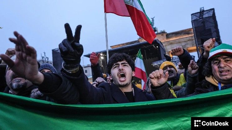 انهيار الريال الإيراني يُحاكي الأزمة اللبنانية ويدفع المواطنين نحو البيتكوين