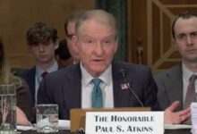 إليزابيث وارن تنتقد مسؤول هيئة الأوراق المالية "أتكنز" لتقصيره في تطبيق القانون على شركات التشفير المرتبطة بترامب