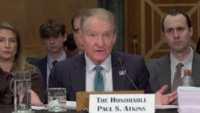 إليزابيث وارن تنتقد مسؤول هيئة الأوراق المالية "أتكنز" لتقصيره في تطبيق القانون على شركات التشفير المرتبطة بترامب