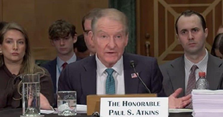 إليزابيث وارن تنتقد مسؤول هيئة الأوراق المالية "أتكنز" لتقصيره في تطبيق القانون على شركات التشفير المرتبطة بترامب