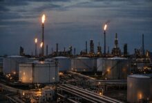 النشرة المسائية: جمود الصفقة التجارية بين الاتحاد الأوروبي والولايات المتحدة، أسعار النفط، والانهيار الحاد للبيتكوين