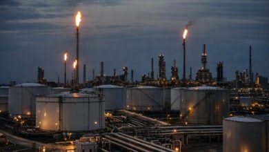 النشرة المسائية: جمود الصفقة التجارية بين الاتحاد الأوروبي والولايات المتحدة، أسعار النفط، والانهيار الحاد للبيتكوين