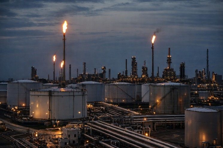 النشرة المسائية: جمود الصفقة التجارية بين الاتحاد الأوروبي والولايات المتحدة، أسعار النفط، والانهيار الحاد للبيتكوين