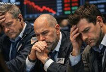 مؤشر داو جونز يرفض الهبوط القياسي: انعكاس منتصف الجلسة يضرب الأسهم الأمريكية