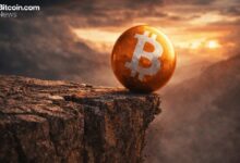 البيتكوين يتمسك بـ 69 ألف دولار بعد هبوط قاسٍ بنسبة 30%: هل يستعد لموجة انخفاض جديدة؟