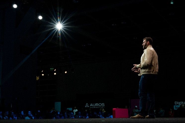 زاك فولكمان من WLFI المرتبطة بترامب يلمح لإطلاق منصة فوركس في مؤتمر كونسنسوس هونغ كونغ