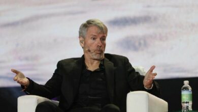 بعد الانهيار الكبير للبيتكوين.. مايكل سايلور يكسر صمته أخيرًا: ما رأيه في الاتجاه الهبوطي؟