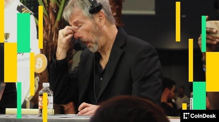 مخزون مايكل سايلور من البيتكوين يدخل منطقة الخسارة رسمياً: لماذا لن يضغط على زر الذعر؟