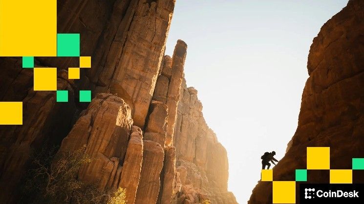 بتكوين وإيثير والعملات الرقمية الكبرى تشهد انتعاشة تصحيحية بعد تراجع حاد خلال عطلة نهاية الأسبوع