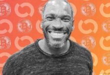 تباعد البيتكوين عن مؤشر ناسداك يُنذر بتحذير حول سيولة الدولار: آرثر هايز