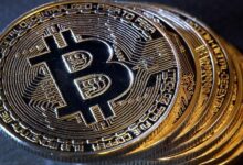 البيتكوين بين فخي سيولة: أي الجانبين سينهار أولاً؟