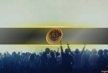 تراجع البيتكوين 50% يختبر الأسواق وسط استمرار المستثمرين الأفراد في الشراء عند الانخفاضات