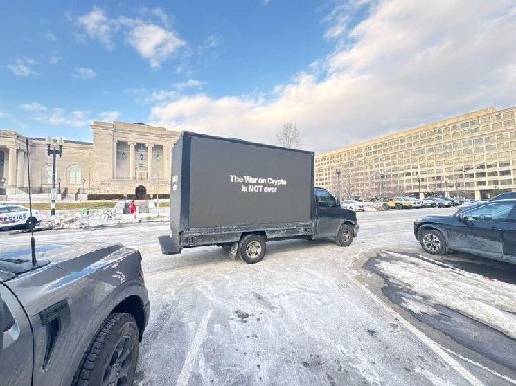 رئيس هيئة الأوراق المالية الأمريكية يتصدر حدثًا برعاية شركة كريبتو في خلاف مع الهيئة