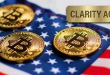 مراسل البيت الأبيض يدحض خبرًا تسبب في انخفاض البيتكوين: "قانون الوضوح يسمح حاليًا بعوائد العملات المستقرة"