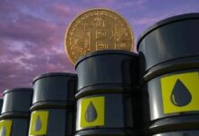 لحظات ساخنة: النفط الخام يتجاوز 100 دولار بينما ينخفض سعر البيتكوين