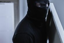 مخطط ابتزاز بعملة البيتكوين يتحول للعنف بعد اقتحام منزل بواسطة ساعي بريد مزيف