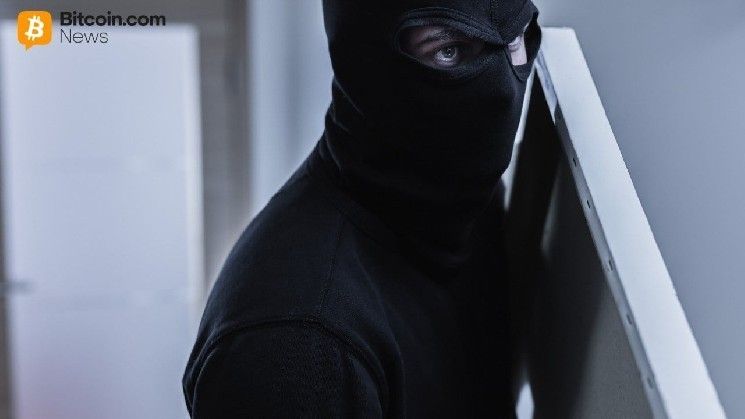 مخطط ابتزاز بعملة البيتكوين يتحول للعنف بعد اقتحام منزل بواسطة ساعي بريد مزيف