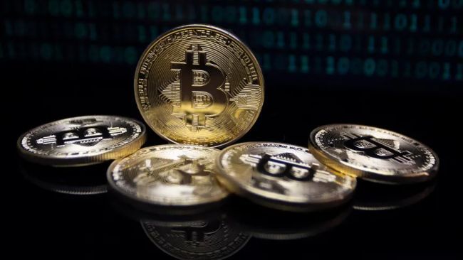 محلل يتنبأ بتحول استثماري من الذهب إلى البيتكوين يدفع السعر إلى 800 ألف دولار.. متى؟