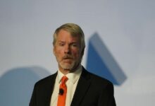 مايكل سايلور يضاعف مشتريات البيتكوين.. وخبراء يحذرون من المخاطر