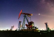 عقود النفط المستقبلية تقفز 20% فوق 110 دولارات مع هبوط الأسهم الآسيوية بسبب مخاوف الحرب، والبيتكوين مستقر قرب 67 ألف دولار