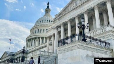 سيناتورون يحاولون إحياء قانون وضوح العملات المشفرة المتعثر عبر تسوية حول عائدات العملات المستقرة