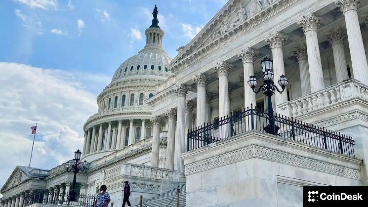 سيناتورون يحاولون إحياء قانون وضوح العملات المشفرة المتعثر عبر تسوية حول عائدات العملات المستقرة