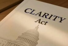 العناوين الرئيسية: تعديل قانون الوضوح كما طالبت البنوك - ماذا يعني ذلك للمستثمرين في العملات الرقمية؟