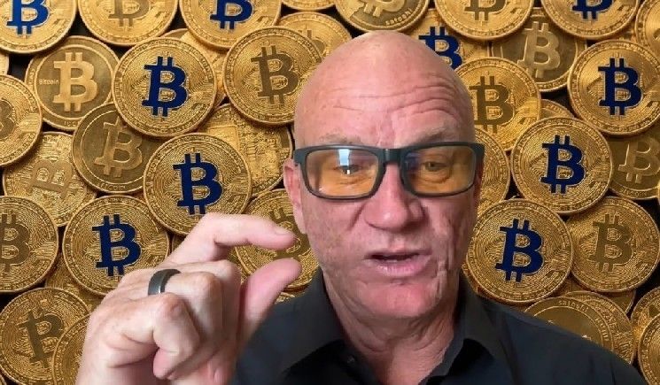 محلل توقع صعود الذهب الكبير يفسر مخطط البيتكوين مقابل الذهب: ويكشف توقعاته – "ليس BTC، بل عملتان بديلتان…"