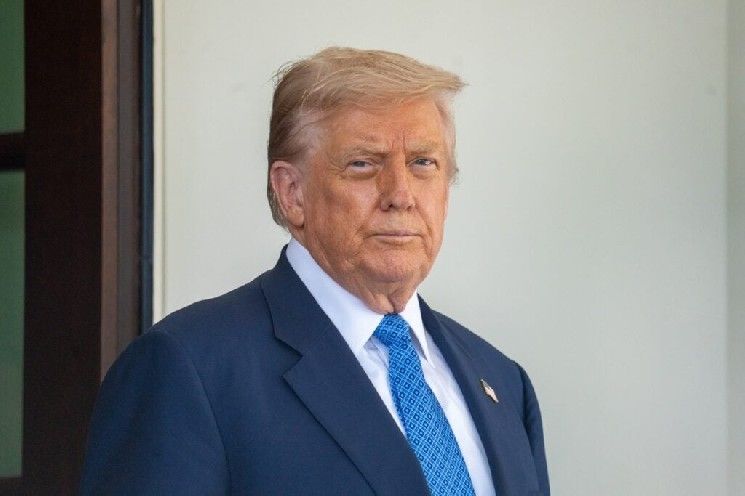 ترامب يستضيف مايك تايسون وكبار حاملي الميمكوين في مار-a-لاغو، لكن التقارير تشير إلى غياب هذا الملياردير المشفر