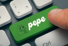 سعر عملة PEPE يقترب من دعم حاسم مع نموذج الوتد الهابط الذي يشير إلى انعكاس صعودي محتمل