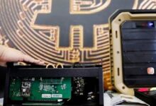 عُمال مناجم البيتكوين الكبار يغرقون السوق بالعملة الرقمية للحفاظ على السيولة وسط ارتفاع التكاليف