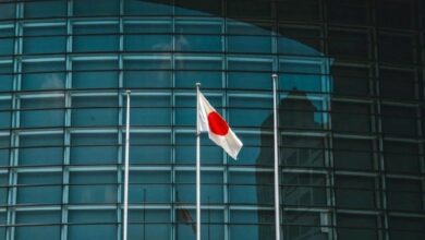 البنك المركزي الياباني يخفض توقعات رفع الفائدة مما يزيل عقبة رئيسية أمام صعود البيتكوين