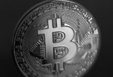 بيتكوين على حافة الهاوية: خطوة واحدة قد تُطلق تحولاً هائلاً