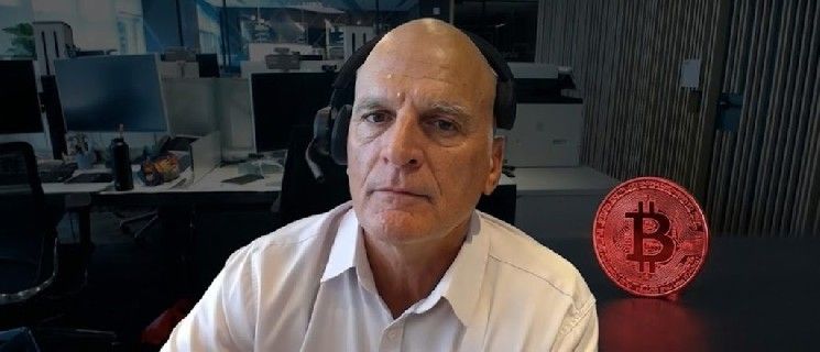 محلل بلومبيرج ماكلون، الذي توقع وصول البيتكوين إلى 10 آلاف دولار: "قد يستقر تحت ظروف معينة"