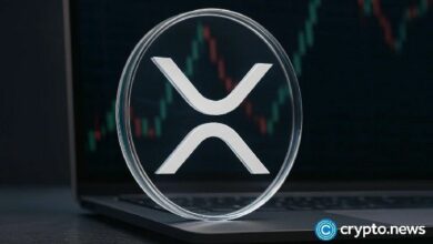 هل سيخترق سعر XRP المثلث المتناظر أم ينزلق مع تحول مؤشر الماكد على المخطط الرباعي الساعي نحو الهبوط عند القمة؟